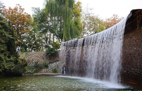 آبشار در باغ لاله های کرج
