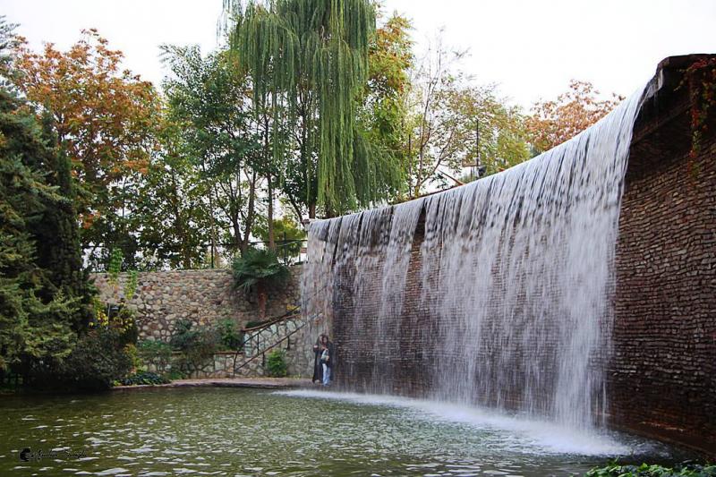 آبشار در باغ لاله های کرج