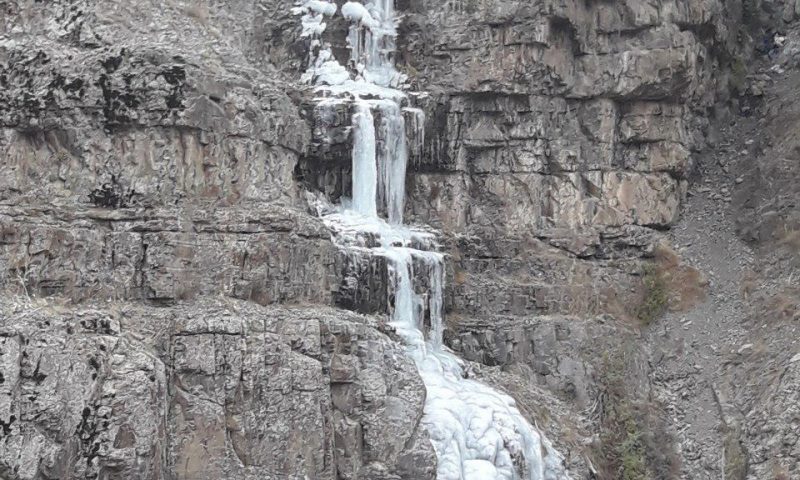 یخچال طبیعی و به وجود آمده از آب کم چشمه -سیرود- ساوجبلاغ