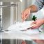 مایع ظرفشویی و مواد شوینده مینای ناخن را از بین می برند